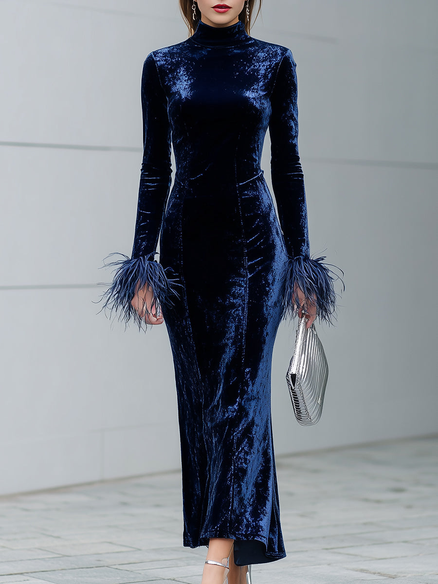 Robe Maxi en Velours Bleu avec Col Ronde et Éléments en Plumes d'Ostrich Synthétiques