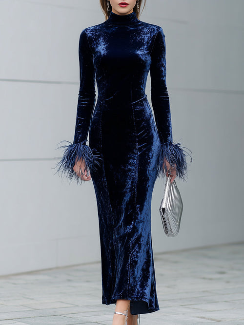 Robe Maxi en Velours Bleu avec Col Ronde et Éléments en Plumes d'Ostrich Synthétiques