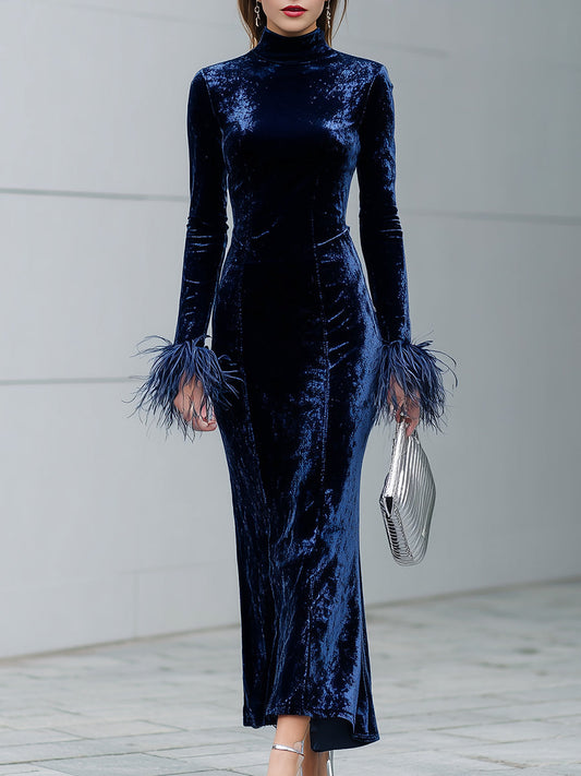 Robe Maxi en Velours Bleu avec Col Ronde et Éléments en Plumes d'Ostrich Synthétiques