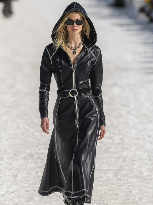 Maxi Robe Noire en Simili Cuir avec Capuche et Détails Vintage