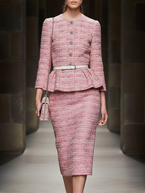 Ensemble Élégant en Tweed Rose : Veste et Jupe avec Détails en Boutons Argentés et Volants