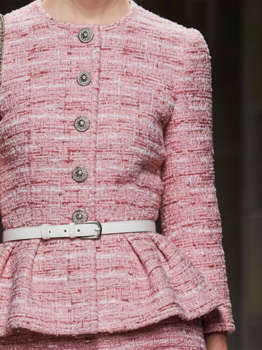 Ensemble Élégant en Tweed Rose : Veste et Jupe avec Détails en Boutons Argentés et Volants