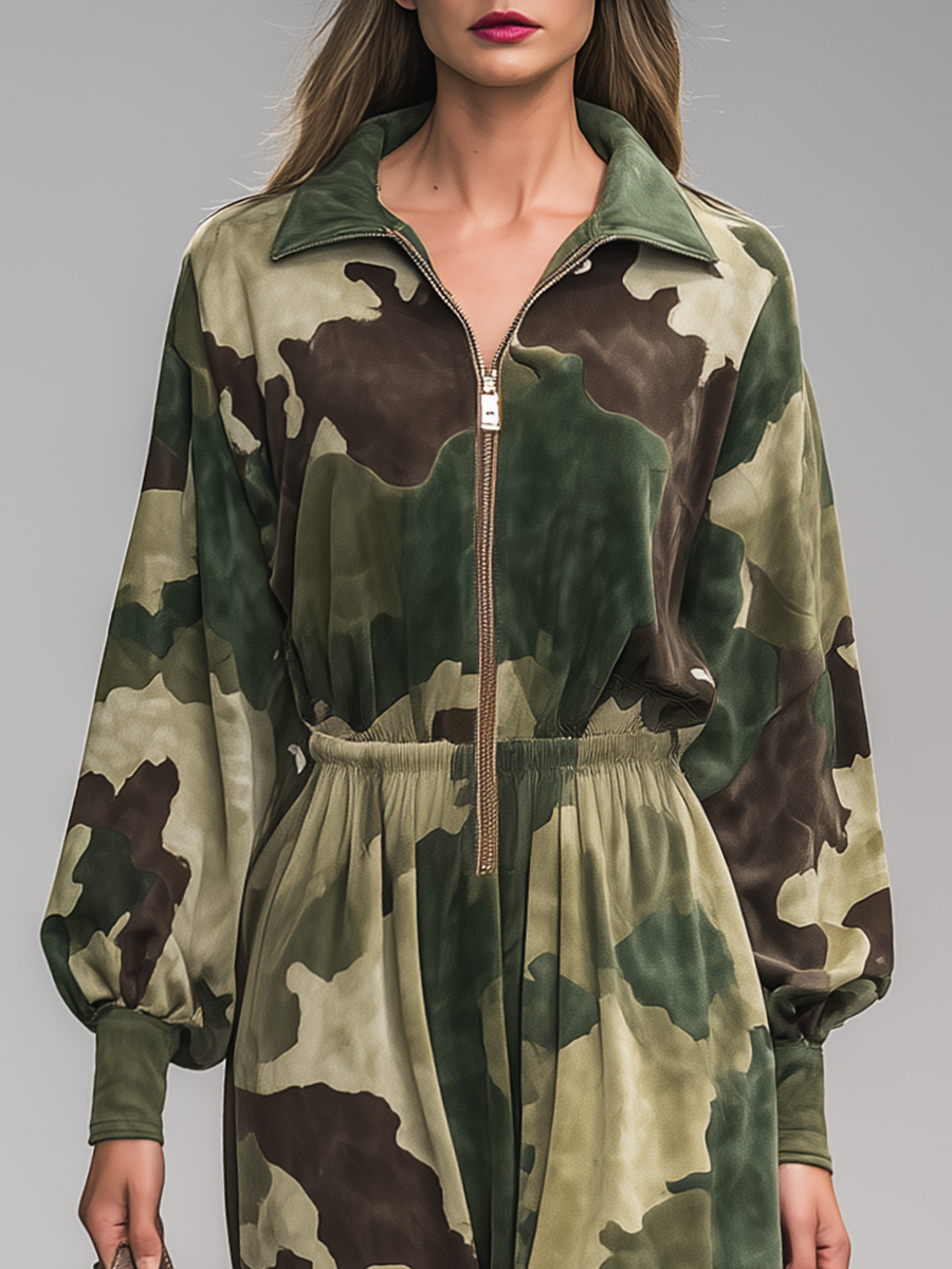 Robe Maxi Camouflage en Suédine avec Col Zippé - Élégance Sportive Rétro