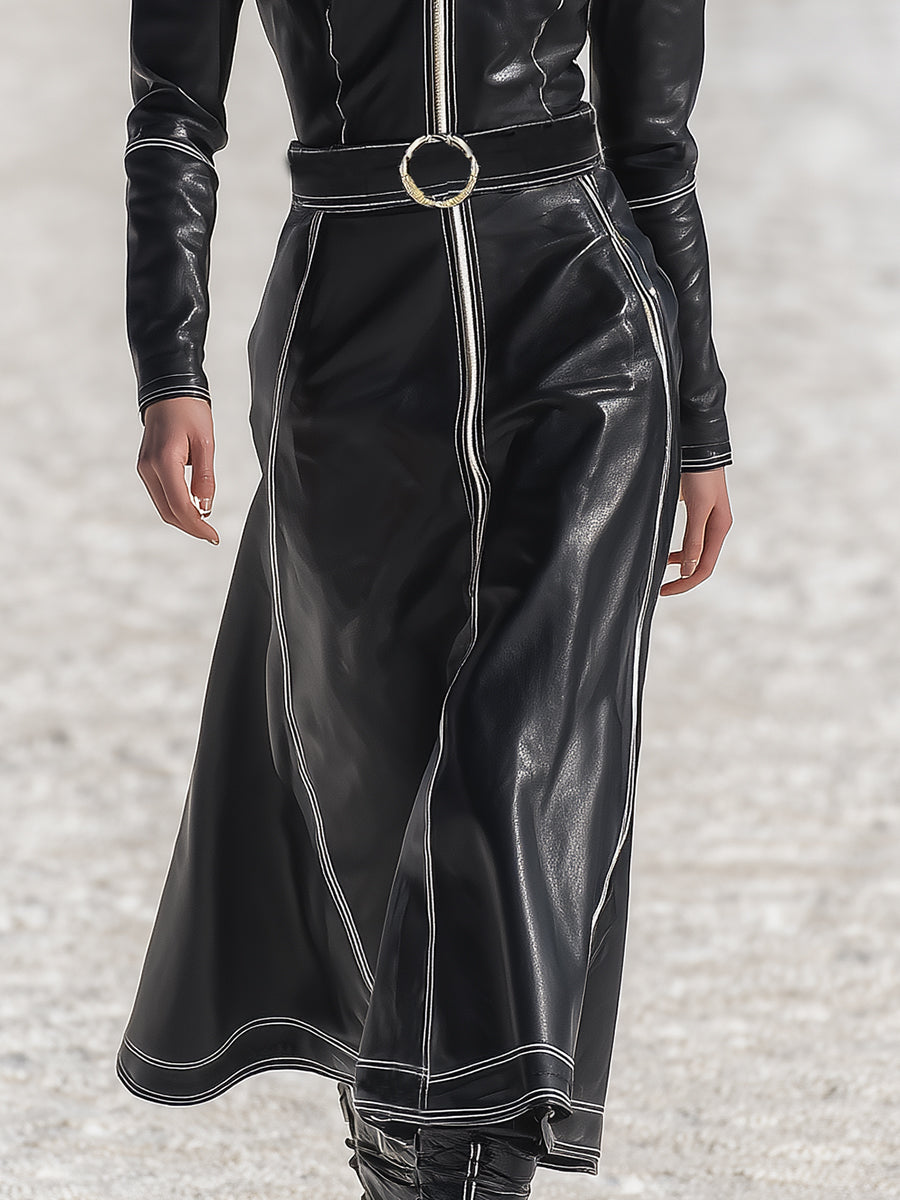 Maxi Robe Noire en Simili Cuir avec Capuche et Détails Vintage