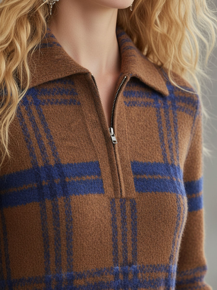 Robe Maxi Tricotée à Col Zippé - Élégance Mi-Saison en Motifs Carreaux Bleu et Marron