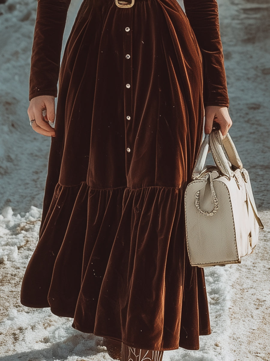Robe Maxi Plissée en Velours Brun avec Revers et Détails Boutonnés