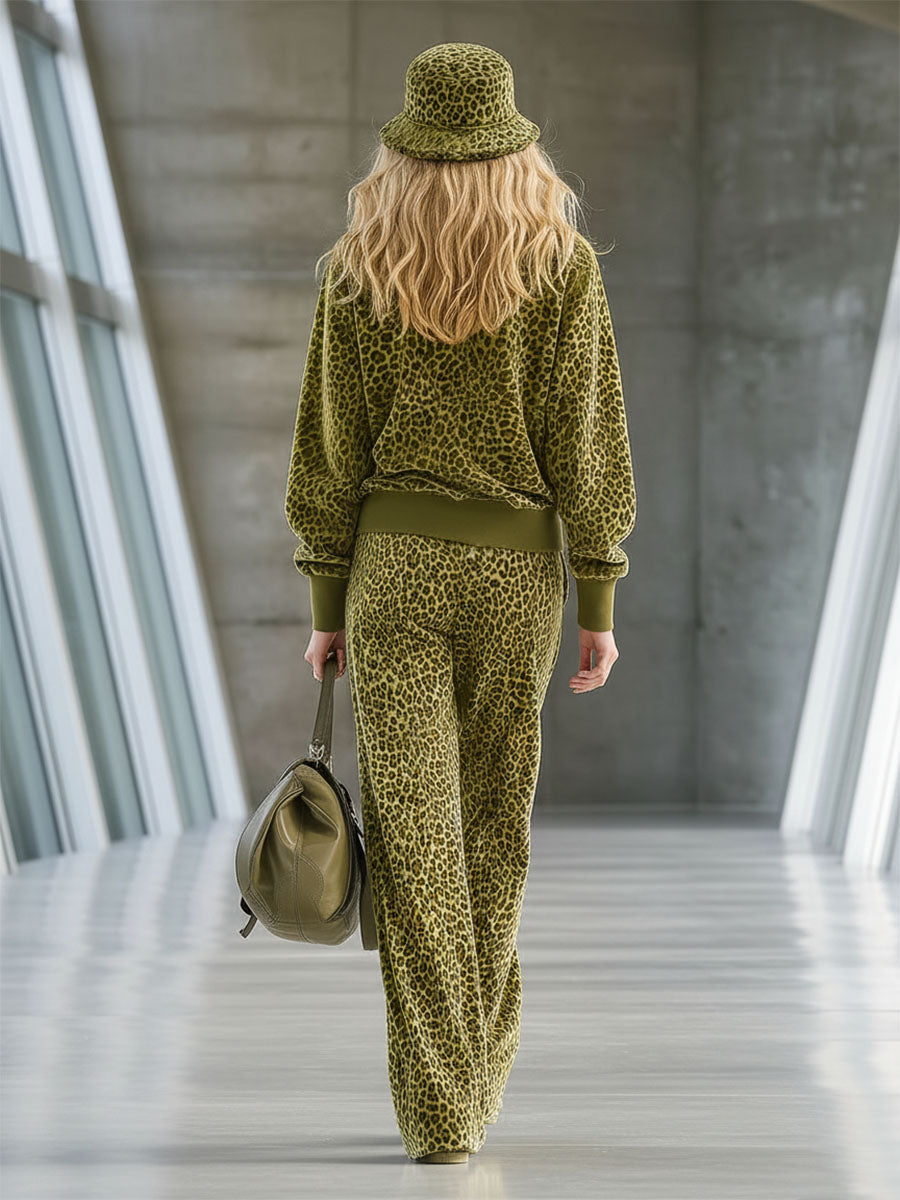 Pull en velours imprimé léopard avec col en fausse fourrure et pantalon large - Élégance haut de gamme