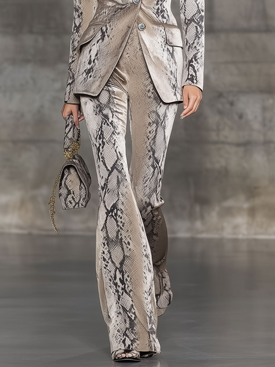 Ensemble Chic : Blazer en Velours Gris Serpent et Pantalon Évasé Rétro