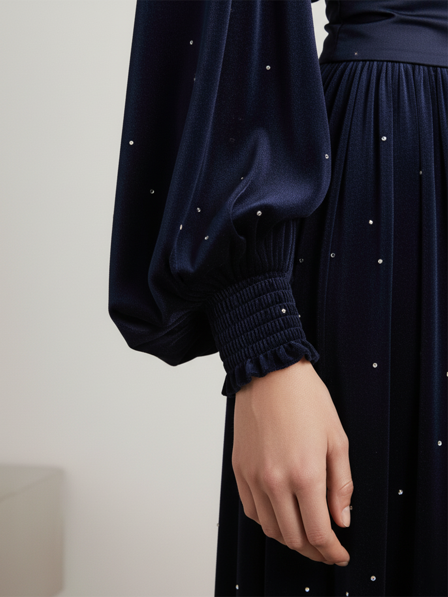 Robe en Velours Élégante avec Col Montant et Détails en Strass