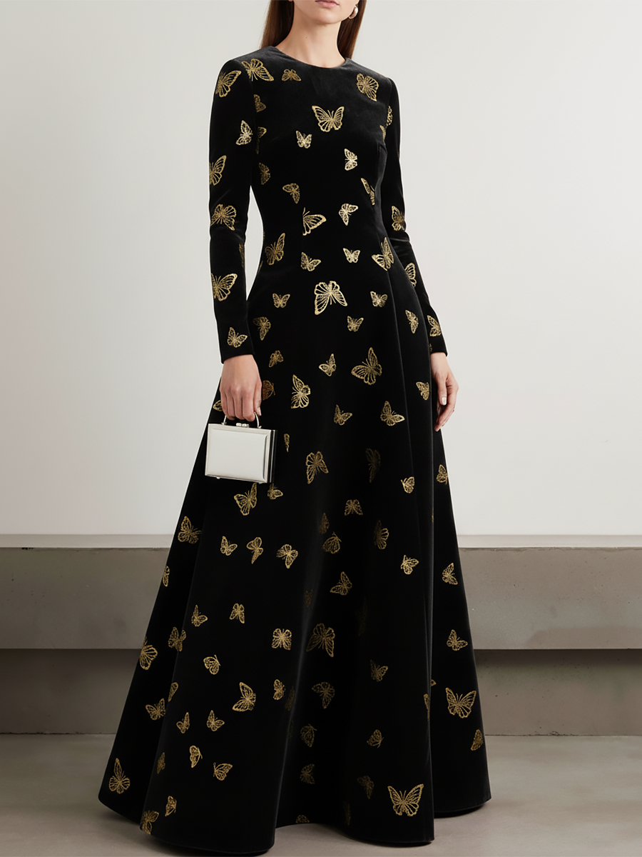 Robe en velours chic à col rond et manches longues, ornée d'un élégant papillon doré