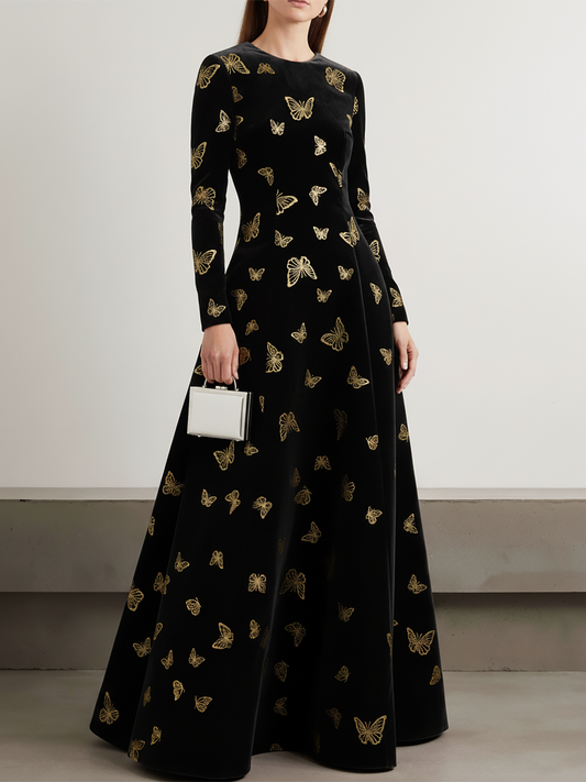 Robe en velours chic à col rond et manches longues, ornée d'un élégant papillon doré