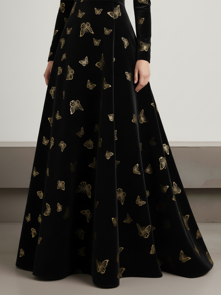 Robe en velours chic à col rond et manches longues, ornée d'un élégant papillon doré