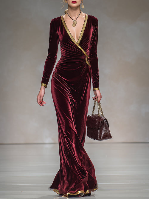 Robe Maxi en Velours Bordeaux avec Décolleté en V et Détails Dorés – Élégance Suprême