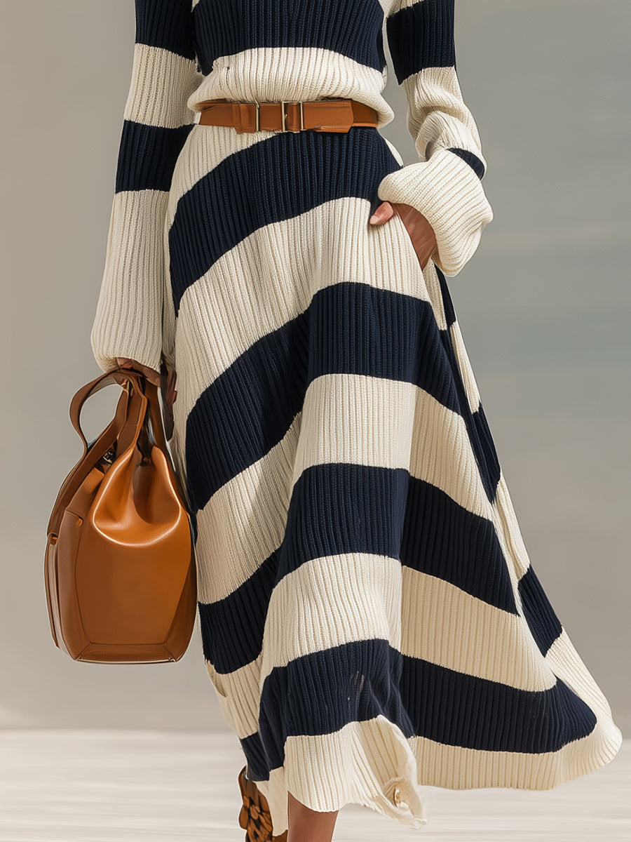 Robe Maxi Tricot à Manches Longues avec Col Haut - Élégance et Style en Rayures Contrastées Bleu Marine et Blanc