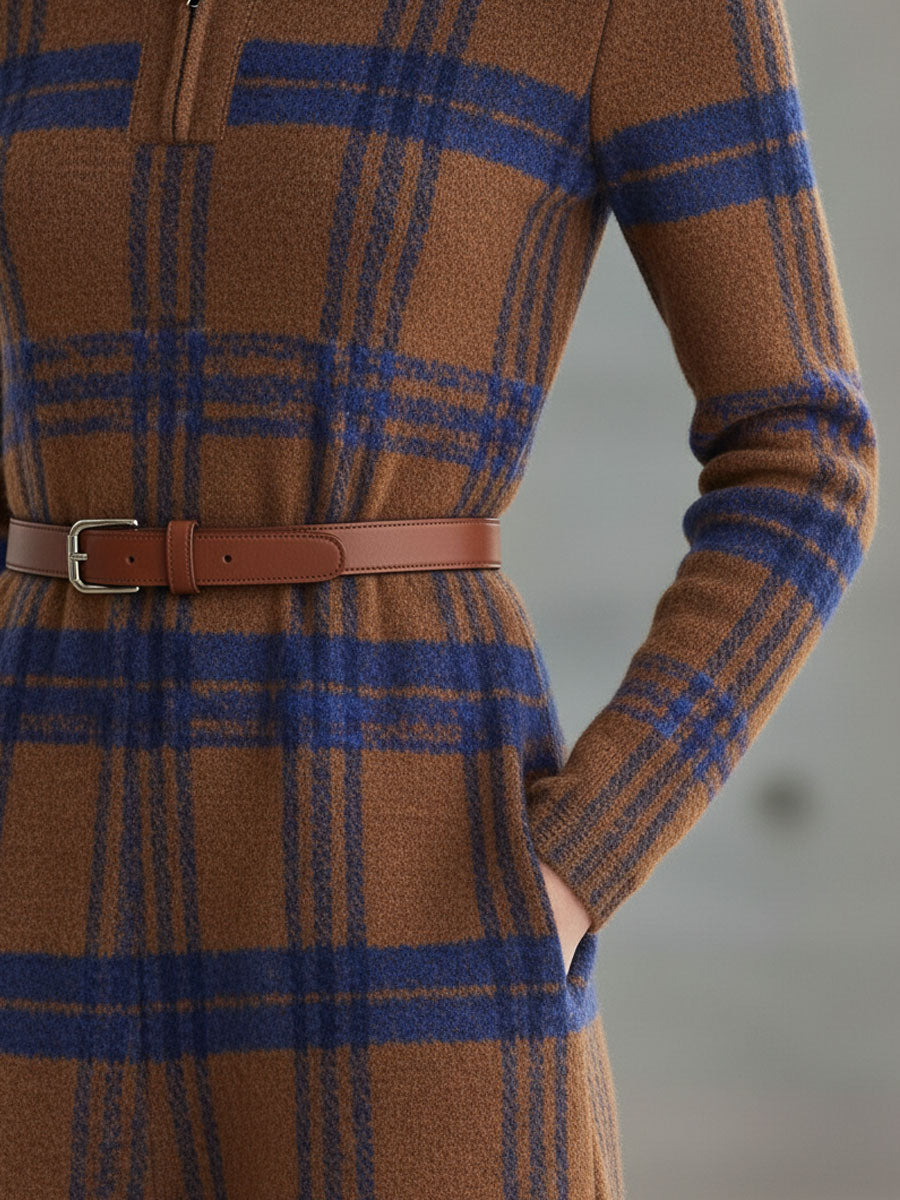 Robe Maxi Tricotée à Col Zippé - Élégance Mi-Saison en Motifs Carreaux Bleu et Marron