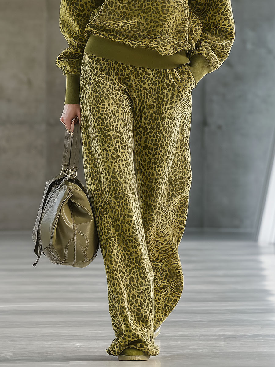 Pull en velours imprimé léopard avec col en fausse fourrure et pantalon large - Élégance haut de gamme