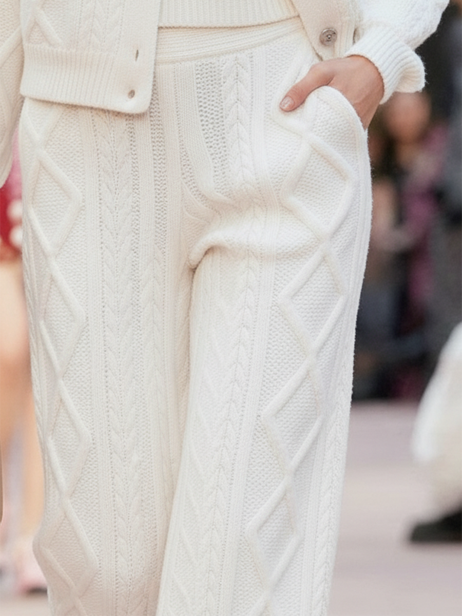 Ensemble Élégant en Blanc Texturé : Veste et Pantalon Chic