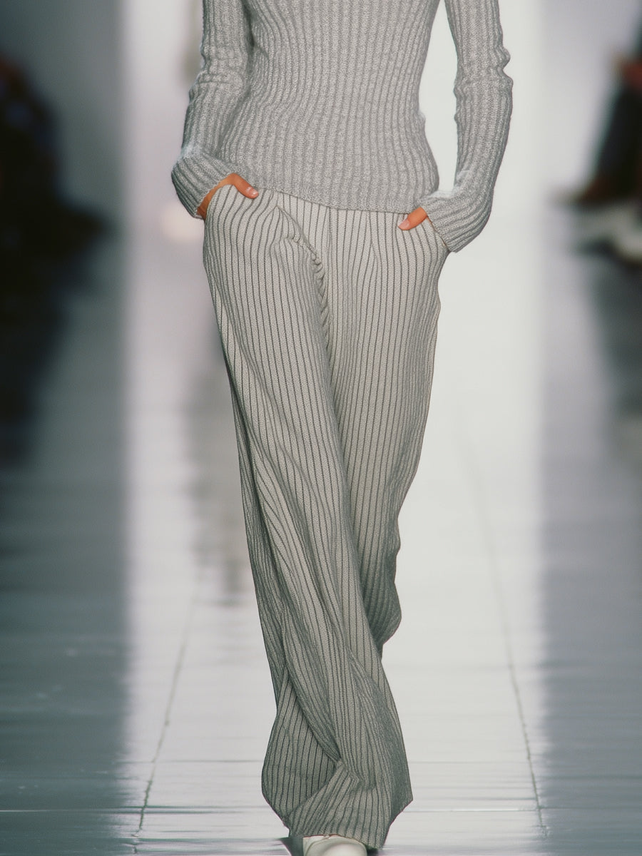 Ensemble Tricoté Chic : Pull Col Roulé Gris Clair et Pantalon Élégant