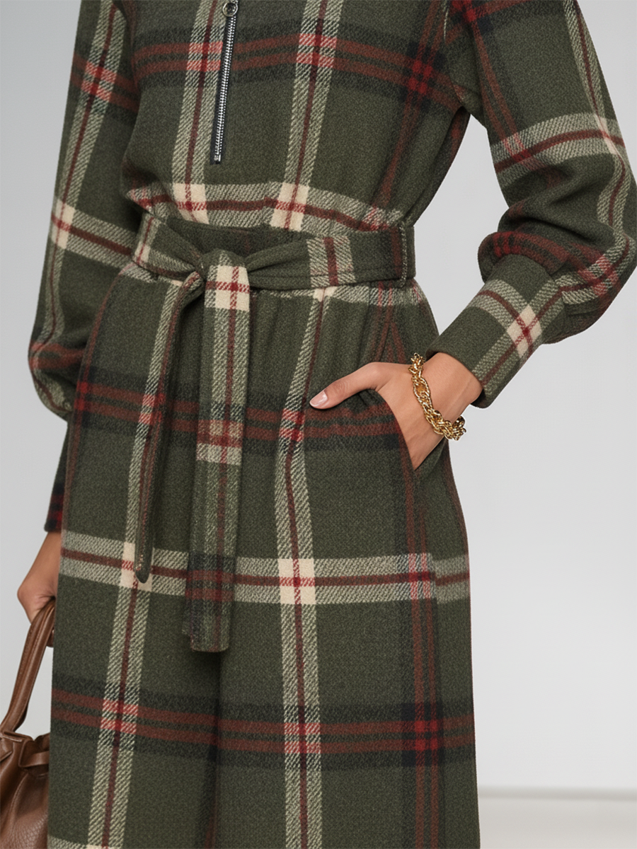 Robe Vintage à Carreaux avec Col Montant et Manches Longues : Élégance Rétro Réinventée