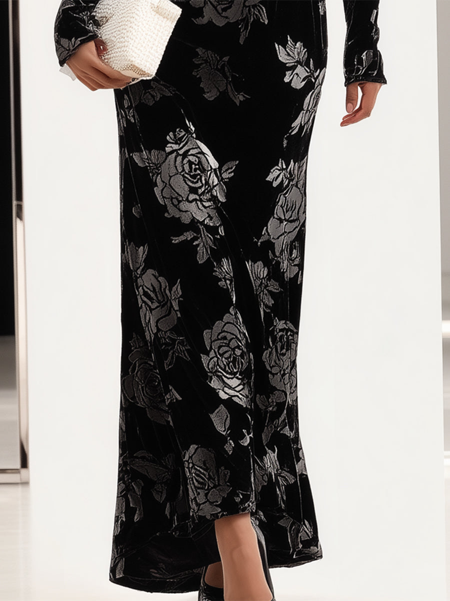 Élégante Robe Maxi Plissée en Velours Noir avec Texture de Rose