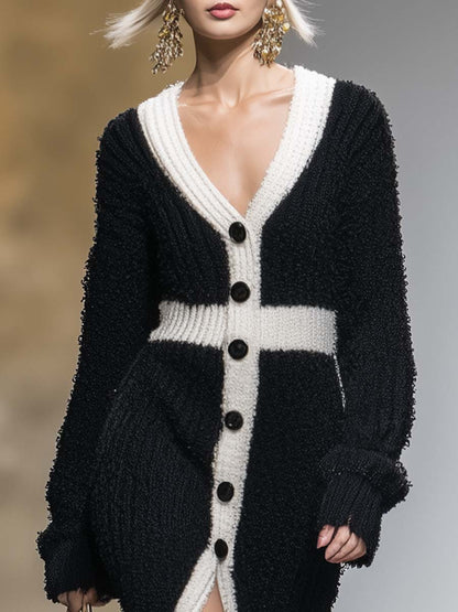 Robe Maxi Noire en Tricot avec Décolleté V et Boutons Frontaux – Détails Contrastants en Blanc