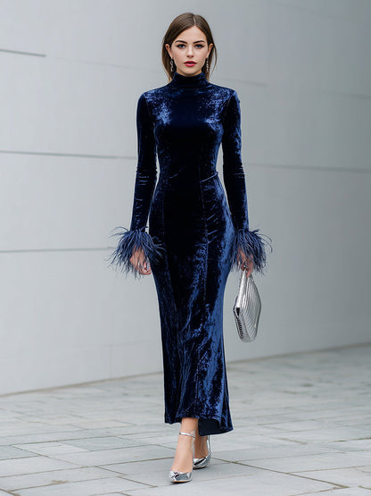 Robe Maxi en Velours Bleu avec Col Ronde et Éléments en Plumes d'Ostrich Synthétiques