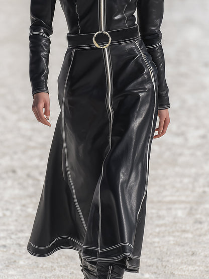 Maxi Robe Noire en Simili Cuir avec Capuche et Détails Vintage
