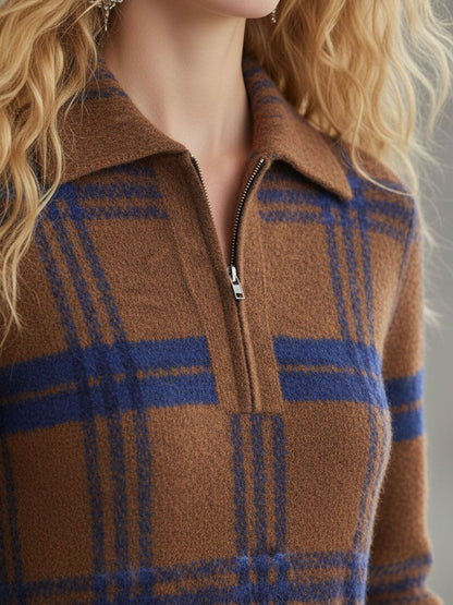 Robe Maxi Tricotée à Col Zippé - Élégance Mi-Saison en Motifs Carreaux Bleu et Marron