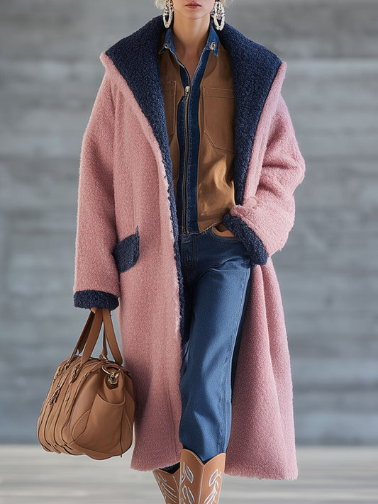Veste Longue en Polaire Bleu Marine et Rose – Élégance Nomade Urbaine au Style Rétro