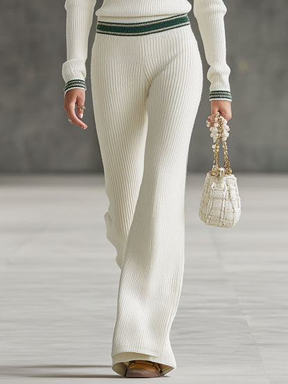 Ensemble Chic : Pull Zippé Blanc à Détails Dorés et Pantalons Évasés