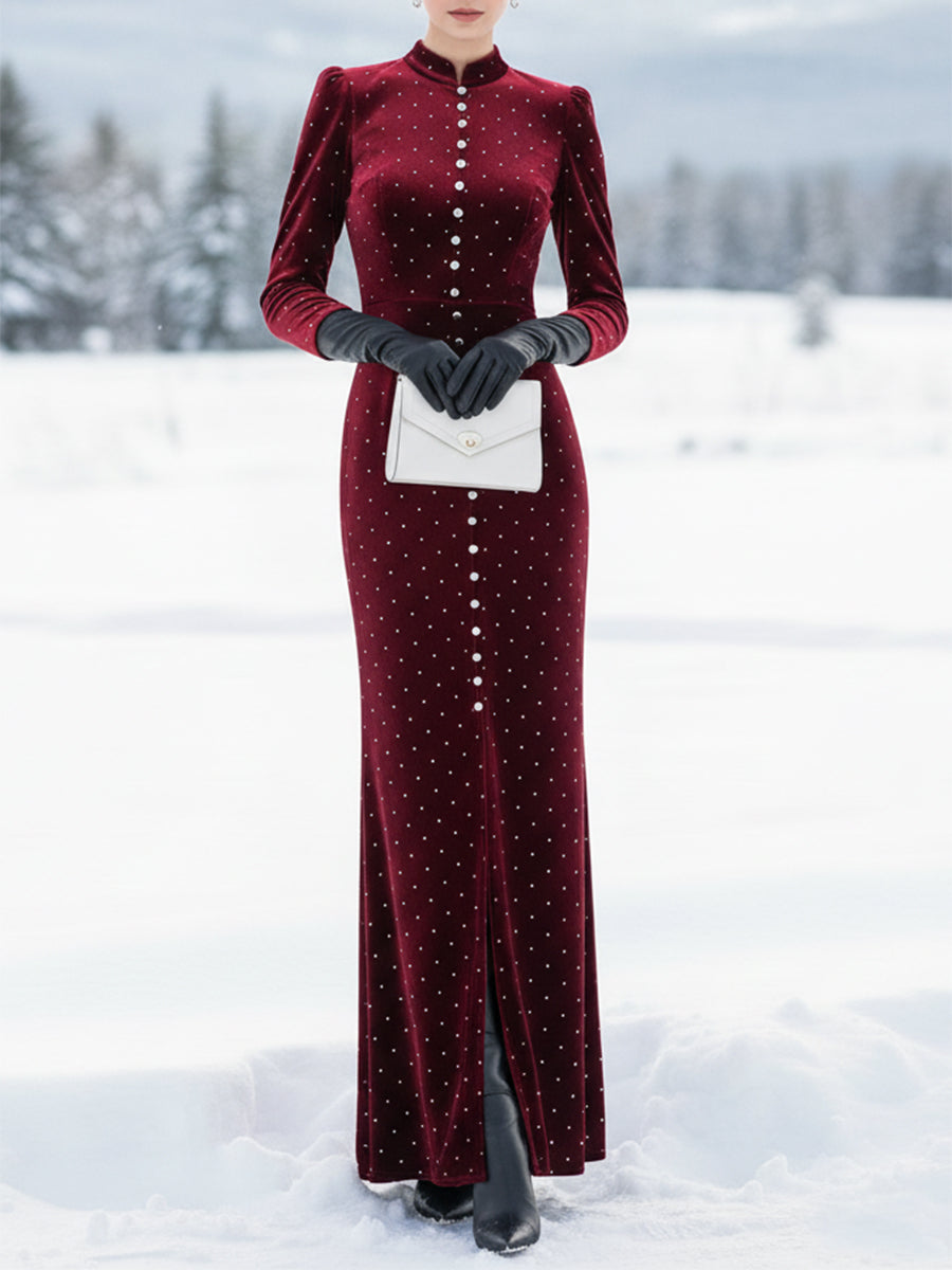 Maxi Robe en Velours Rouge avec Col Montant et Détails Éclatants