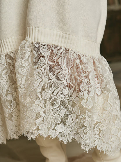 Robe Maxi Tricotée Blanche avec Col en Dentelle de Lotus : Élégance et Romance