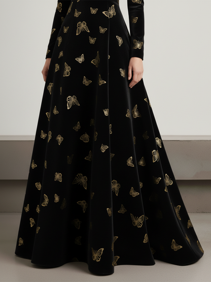 Robe en velours chic à col rond et manches longues, ornée d'un élégant papillon doré