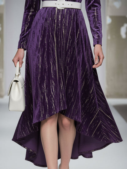 Robe Midi en Velours Violet Luxe avec Col Rond et Détails Estampillés - Style Long et Court