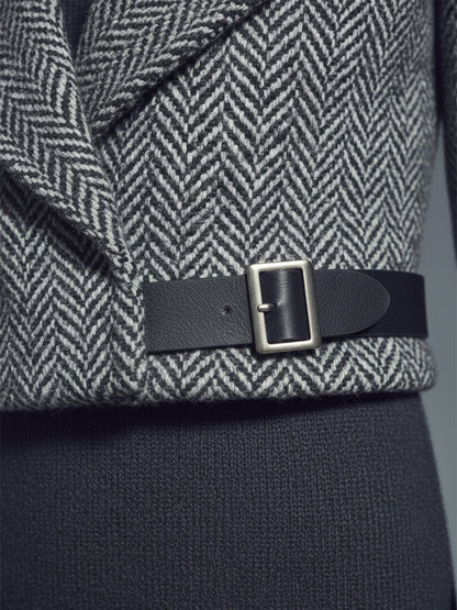 Veste courte en chevrons gris avec revers élégants